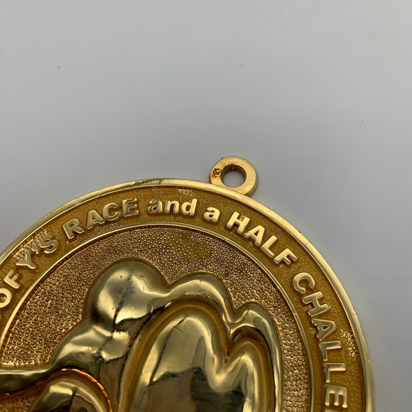 Disney Goofy's Race and a Half Challenge 2009 Gold Tone Collectible Goofy Medal - Picture 7 of 14